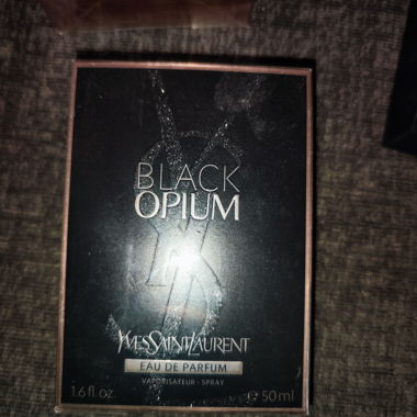 Profumo Yves Saint Laurent Black Opium Eau de Parfum, non aperto