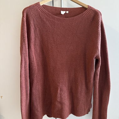Knit sweater (soft)