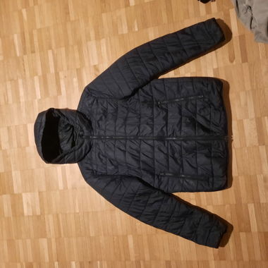 Schwarze Pufferjacke