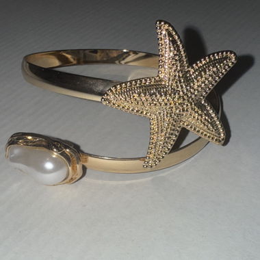 Gold-Coloured Cuff with Starfish and Pearls
