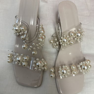 Beige Sandalen mit Perlenverzierung