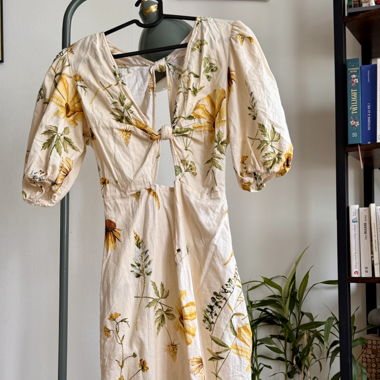 Beigefarbene Blumen-Kleid
