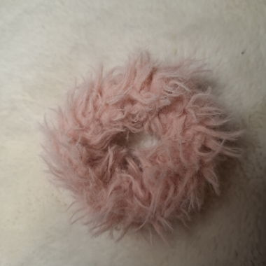 Haargummi aus Kunstfell rosa
