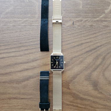 Montre rectangulaire dorée avec bracelet en cuir supplémentaire