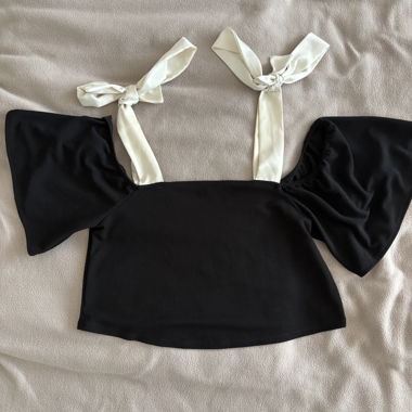 Schwarzer Cropped-Top mit weissen Satinbändern
