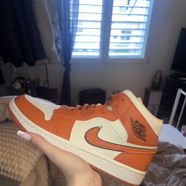 Jordan 1 Mid Orange