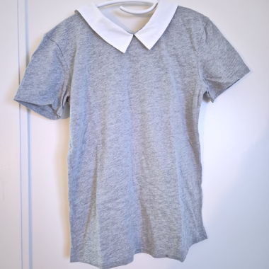 T-shirt grigio con colletto bianco