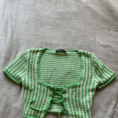 Zara Stricktop mit grün-weissem Muster 