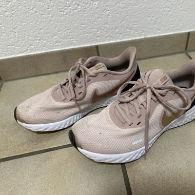 Nike Revolution