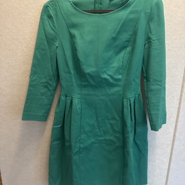 Grünes Kleid mit 3/4-Ärmeln
