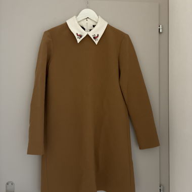 Robe marron col blanc