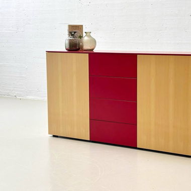 Schönes Sideboard mit roten Akzenten 
