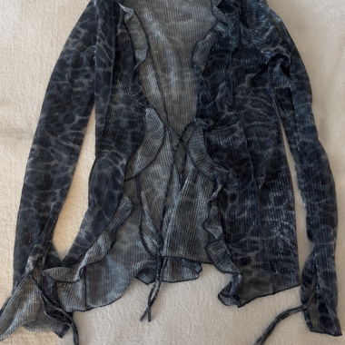 Blouse transparente à volants grise