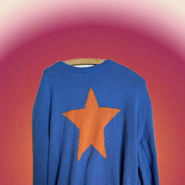 Blauer Strickpullover mit Sternverzierung