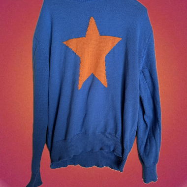 Blauer Strickpullover mit Sternverzierung