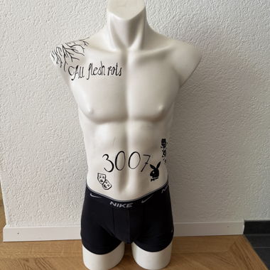 Poupée mannequin de vitrine tatouée