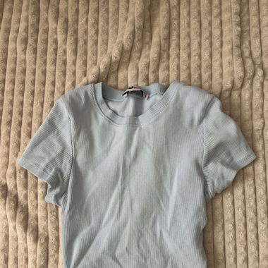 Haut bleu /ficelles dans le dos 