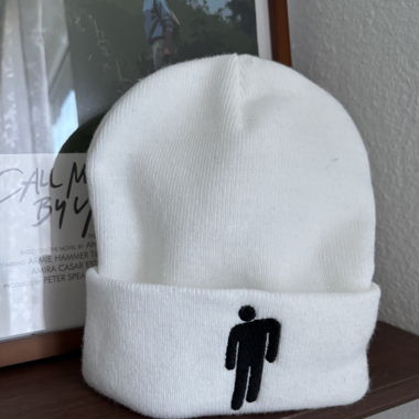 Weisser Beanie von Billie Eilish/Blohsh 