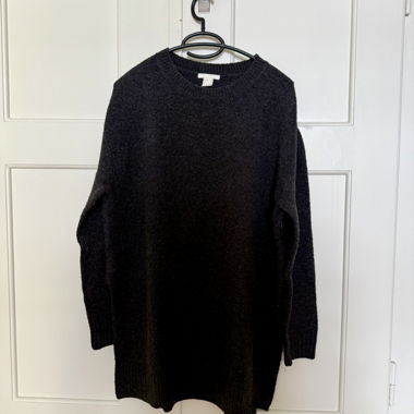 Grauer Strickpullover