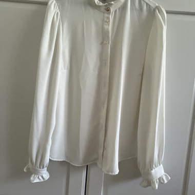 Blusa bianca con volant