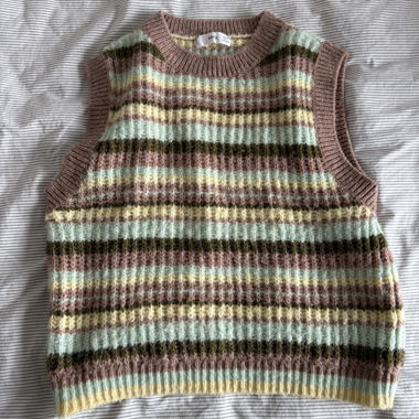 Gestreifte Strickweste