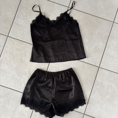 Schwarzes Satin-Pyjama-Set
