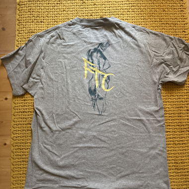 T-shirt grafico grigio