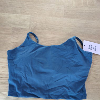 Sportoberteil mit integrierten Pads