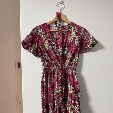 Farbenfrohes Kleid mit Blumen