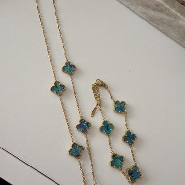 Chaîne dorée avec motif floral bleu