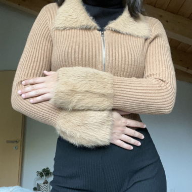 Veste zippée en maille côtelée avec fausse fourrure