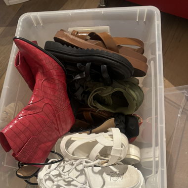 Kiste mit Sommerschuhen