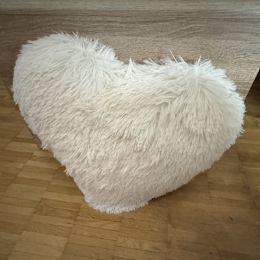 Coussin en forme de cœur blanc