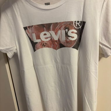 Levi's T-Shirt mit weissem floralem Logo M