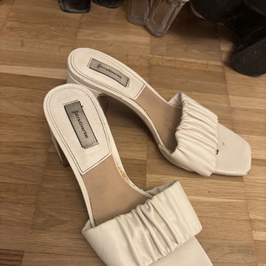 weisse Absatzschuhe