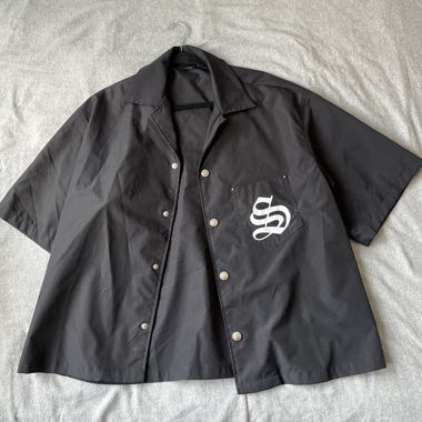 Camicia nera ampia a maniche corte