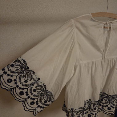 Bluse weiss blau bestickt