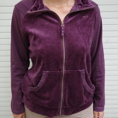Lila Samtpullover mit Strassdetails