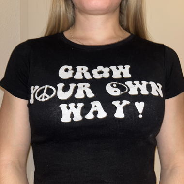 Schwarzes Crop Top mit Print