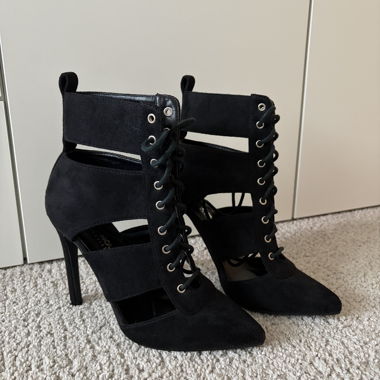 Escarpins à lacets noirs à talons hauts
