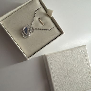 Collana color argento con ciondolo a forma di cigno