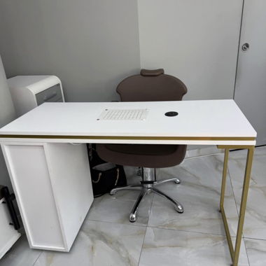 Nail table for sale – CHF 100.–