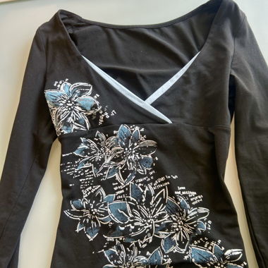 T-shirt noir à manches longues avec imprimé floral