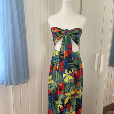 Sommerhosen mit exotischem Blumenmuster