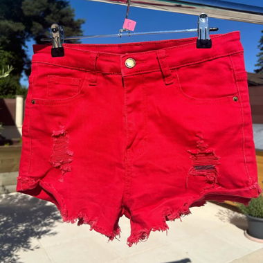 Short rouge déchiré