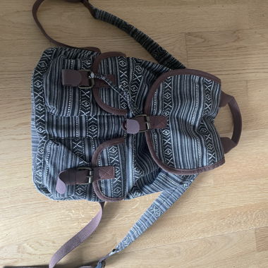 Muster-Rucksack mit Lederdetails