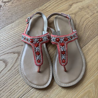 Verzierte Zehentrenner-Sandalen