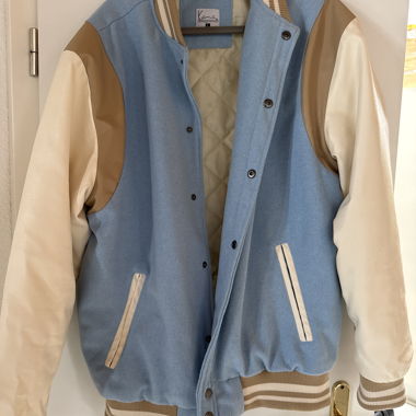 Kani Varsity Jacke hellblau/creme