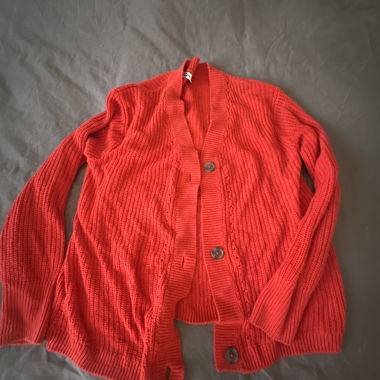 Cardigan rosso in maglia con bottoni