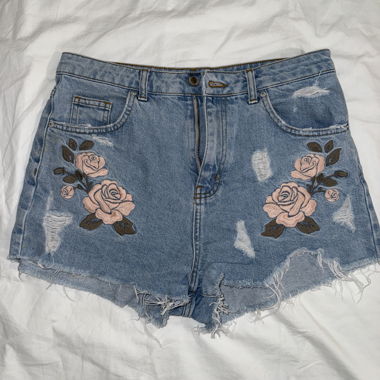 Jeans-Shorts mit Rosenstickerei